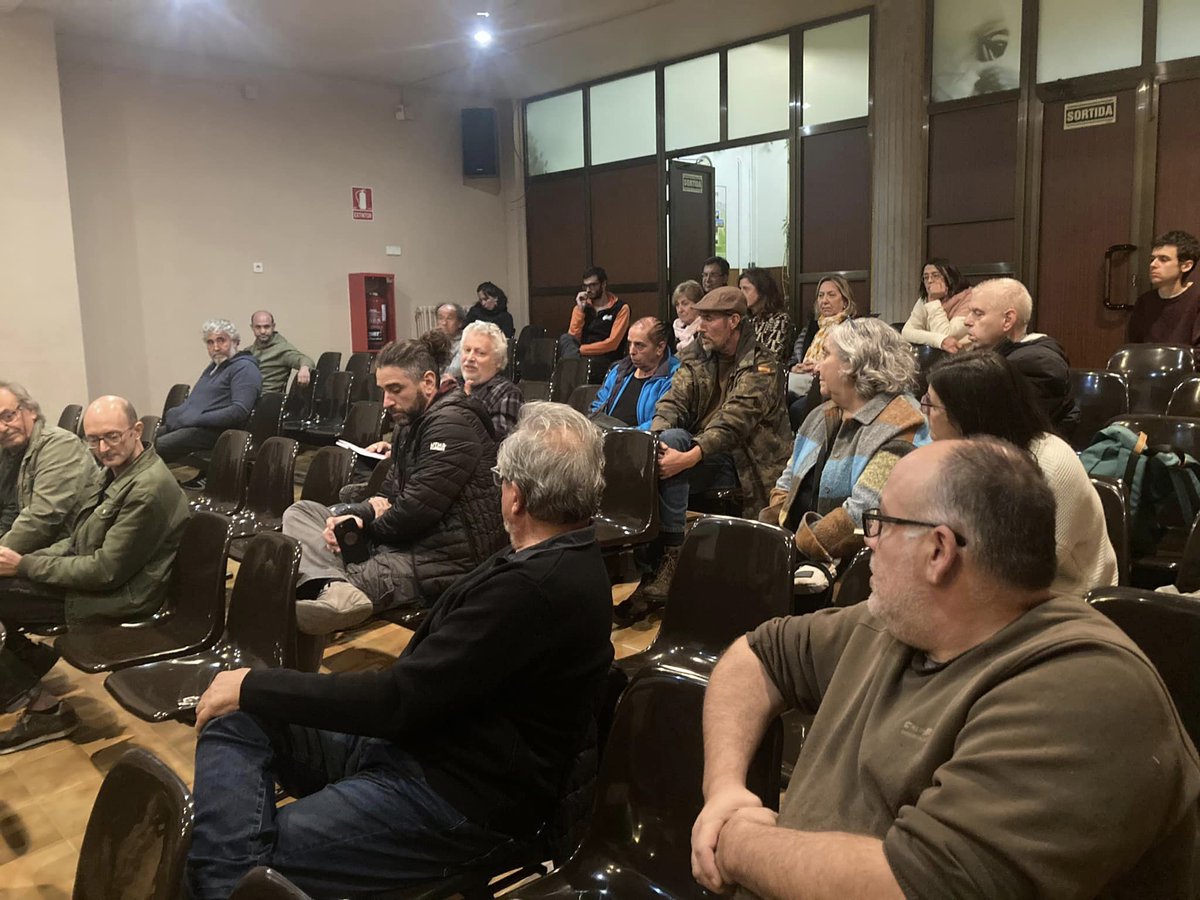 RadioSeu's tweet photo. #EnImatges L'Escola Agrària del #Pirineu, a #Bellestar, ha organitzat una jornada tècnica d'introducció al cultiu de #bolets, per posar en valor aquest sector com a mercat emergent. #MontferreriCastellbò #AltUrgell https://t.co/O2upvoT52w