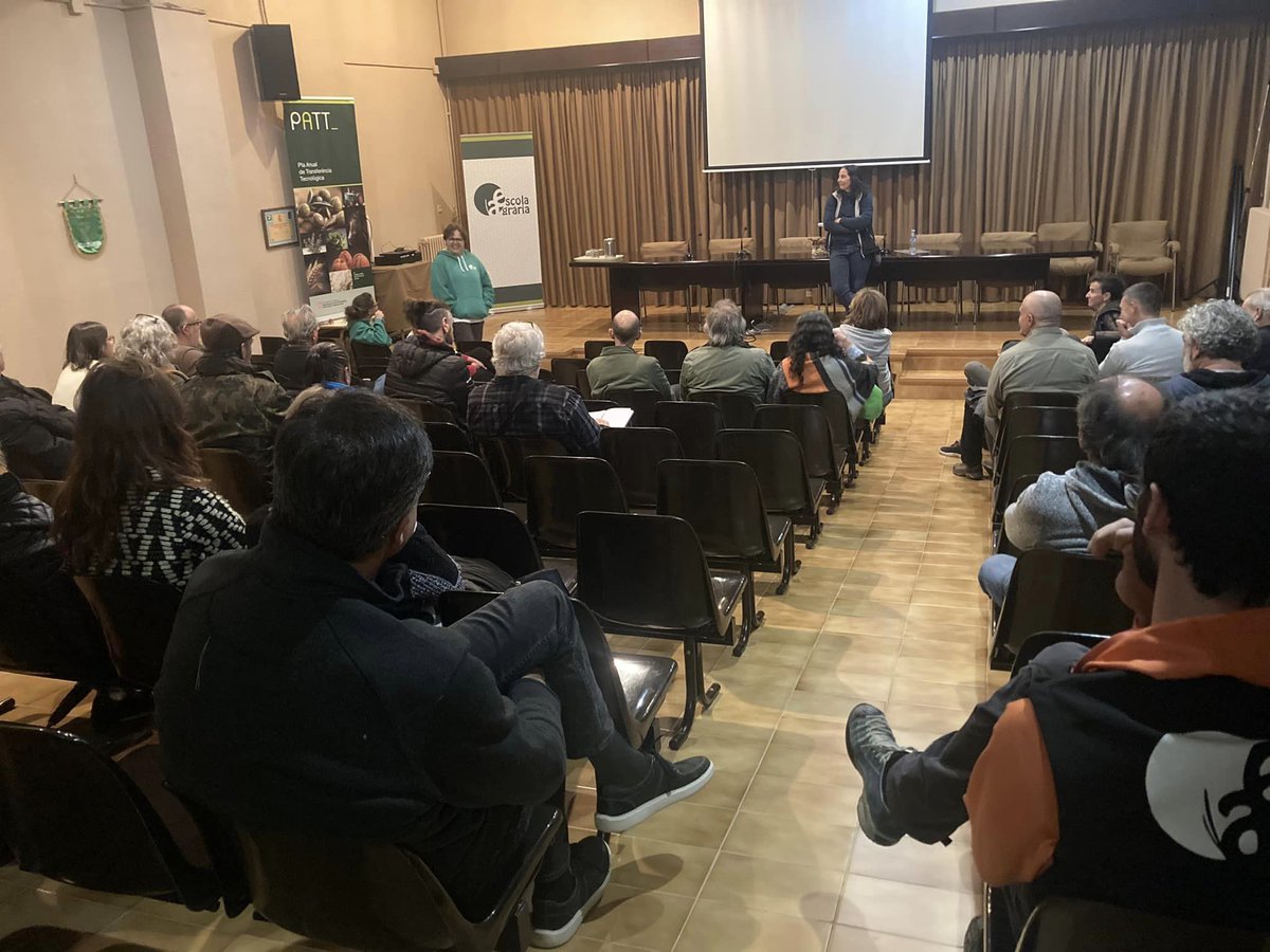 RadioSeu's tweet photo. #EnImatges L'Escola Agrària del #Pirineu, a #Bellestar, ha organitzat una jornada tècnica d'introducció al cultiu de #bolets, per posar en valor aquest sector com a mercat emergent. #MontferreriCastellbò #AltUrgell https://t.co/O2upvoT52w