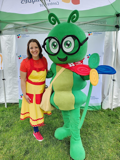 ecolecatholique's tweet photo. Le @ecolecatholique a remporté hier un prix BRAVO de l' @caceacace dans la catégorie Coup de cœur pour son initiative de mascotte pour enfants, Camille la chenille !😍 Communiqué 👉https://t.co/ns9VHND7v8 #engagementCECCE #ExcellenceCECCE #PrixCECCE