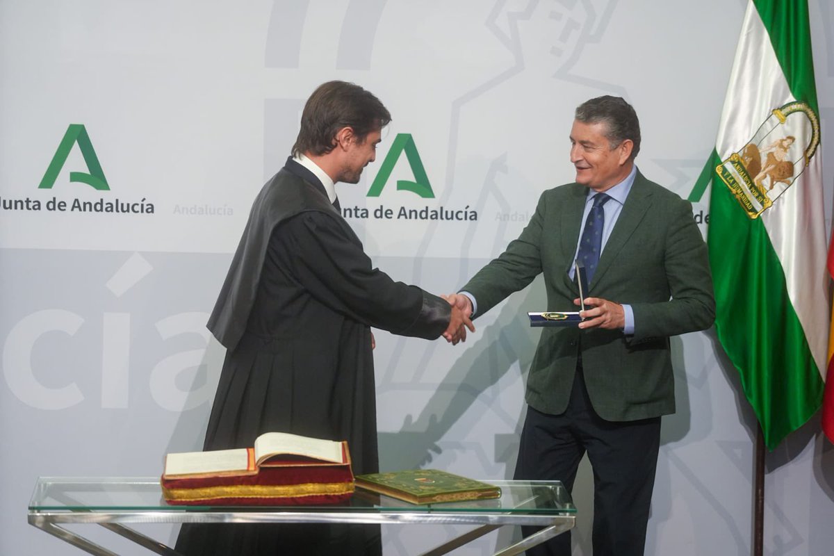 InteriorJunta's tweet photo. El consejero @antoniosanz preside la toma de posesión de los nuevos letrados de @AndaluciaJunta.

El Gabinete Jurídico es la garantía de que se respetan los derechos de todos los andaluces. Vuestra independencia y formación son la clave. https://t.co/0pkoERzaOj