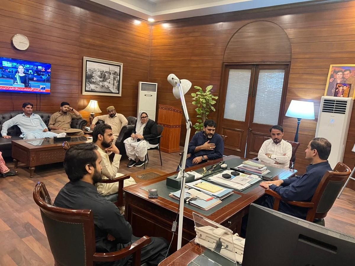 EngrMadniRaza's tweet photo. Meetup with our jiyala Mayor @murtazawahab1 along with official of PSF Karachi University discussed about the issues facing by students

Thanyou @murtazawahab1 for always kind to us 
@BBhuttoZardari 
#PSFkarachi https://t.co/zXj0XZZZJQ