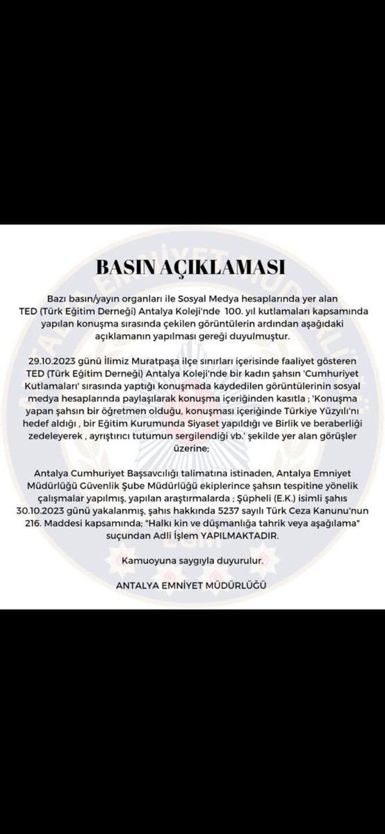 TED Antalya Kolejinde 29 Ekim’de yaptığı konuşmadan ötürü öğretmen Emine Karakuş bugün polis tarafından gözaltına alınmış ve yarın mahkemeye sevkedilmesi üzere nezarete atılmış. Antalya Emniyet Müdürlüğü açıklamasında Emine Karakuş’u Türkiye Yüzyılını hedef almakla suçlamış.…