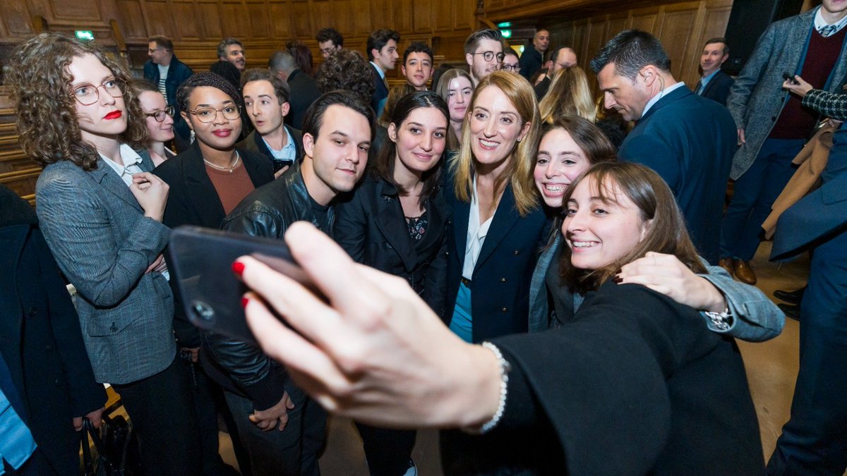 EP_President's tweet photo. Merci aux étudiants de @Sorbonne_Univ_ pour ces échanges dans le magnifique Amphithéâtre Richelieu.

C’est l’Europe que je veux voir: de l’espoir, l’enthousiasme, la conviction que l’avenir est plein de potentiel et opportunités.

Vos idées façonneront le futur de notre Union. https://t.co/HNQh7nkDX7