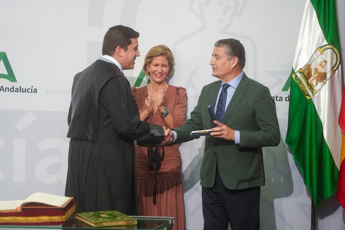 antoniosanz's tweet photo. Felicidades a los nuevos letrados que se incorporan al Gabinete Jurídico de @AndaluciaJunta. Vuestra vocación de servicio público es esencial para garantizar los derechos de todos los andaluces. https://t.co/V4IESiH7ig