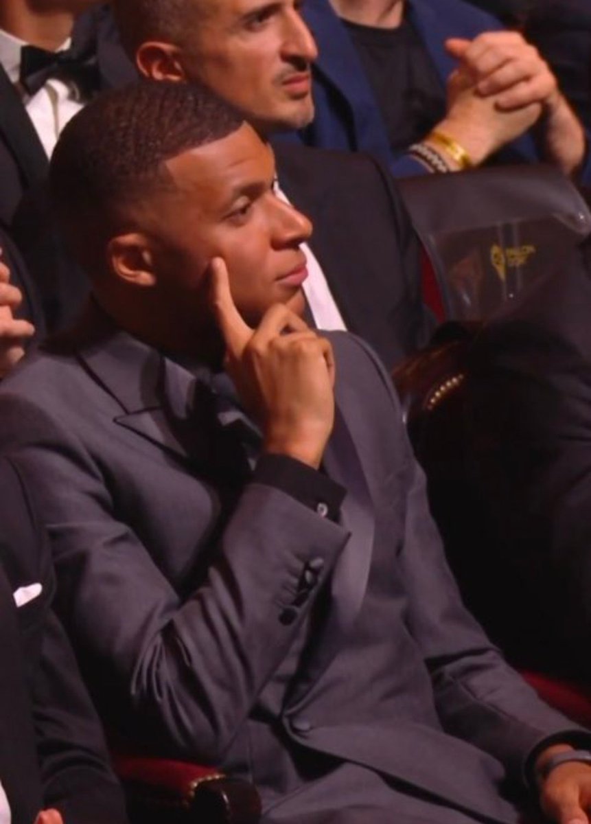 Alexis_RH_'s tweet photo. Jude Bellingham recoge el Golden Boy ante la atenta mirada de Kylian Mbappé.

Como bien dijo Jorge Valdano: "El Madrid no paga en dinero, paga en gloria"

Toma nota, Kylian, toma nota. https://t.co/vpcgegB8Yd