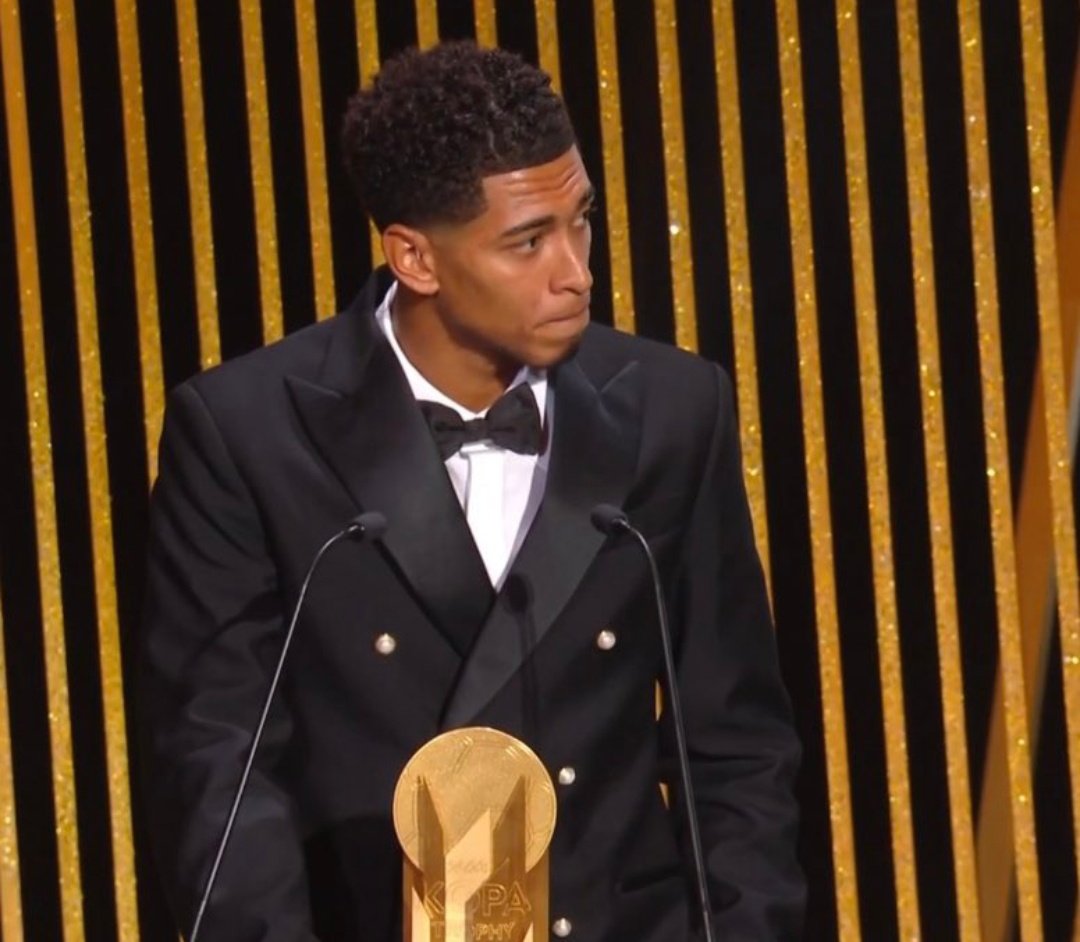 Alexis_RH_'s tweet photo. Jude Bellingham recoge el Golden Boy ante la atenta mirada de Kylian Mbappé.

Como bien dijo Jorge Valdano: "El Madrid no paga en dinero, paga en gloria"

Toma nota, Kylian, toma nota. https://t.co/vpcgegB8Yd