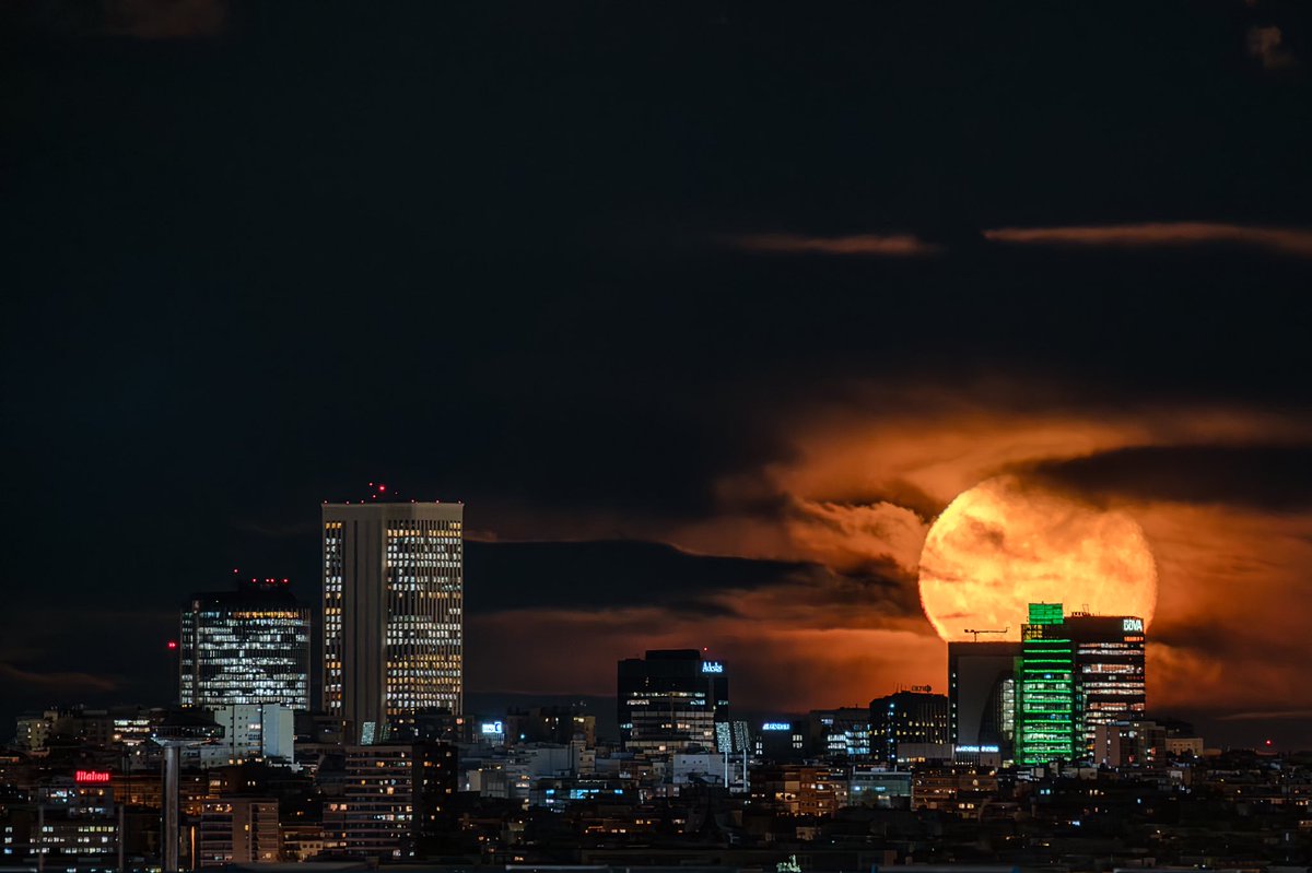 Aprovechando el único respiro que nos han dado las nubes estos días 🏙️🌕