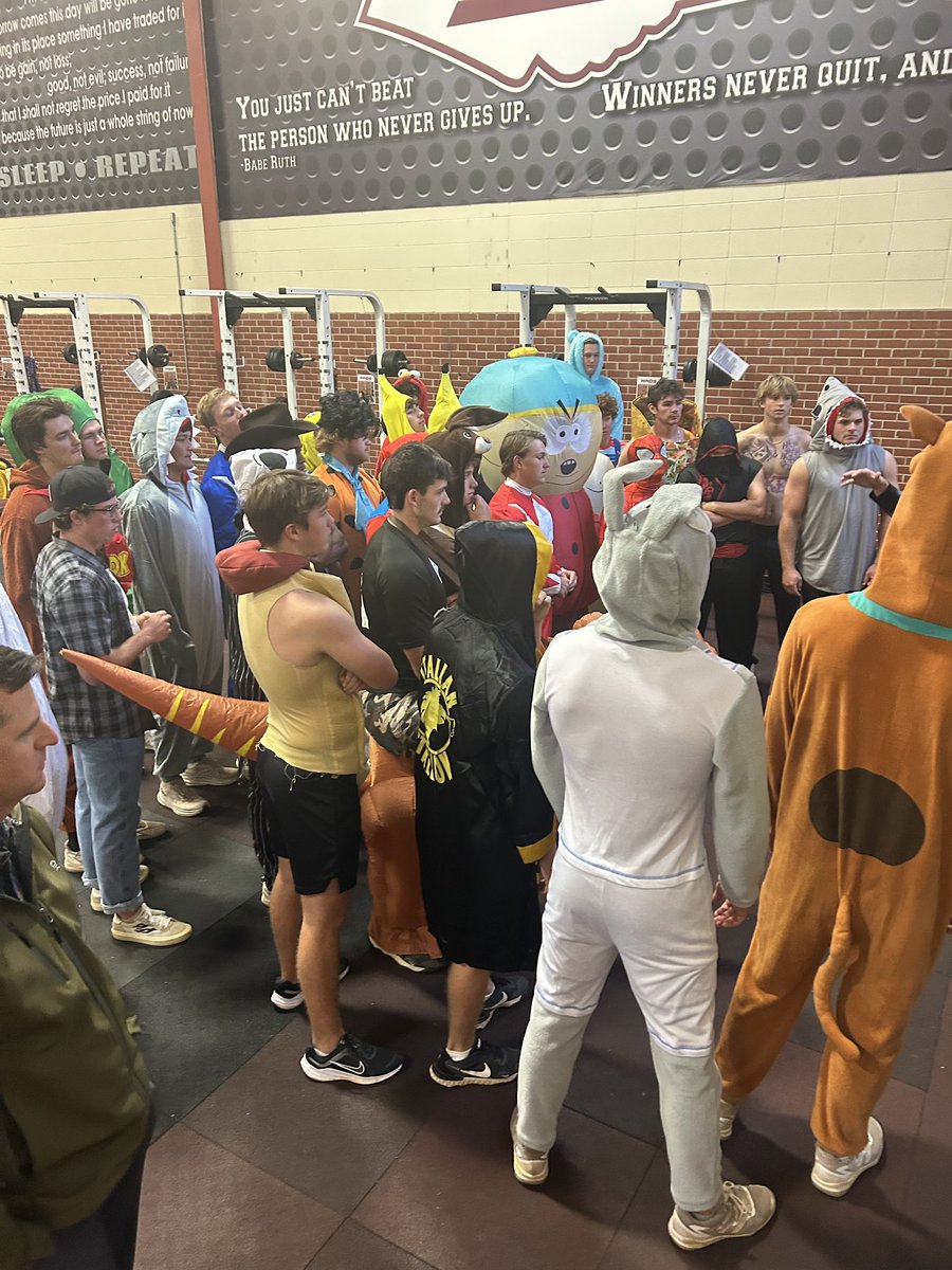 HindsCC_BB's tweet photo. We hate that weather canceled the Monster Mash, but our guys were still able to get a quality lift in, even in costume! https://t.co/peHXGjY82Q