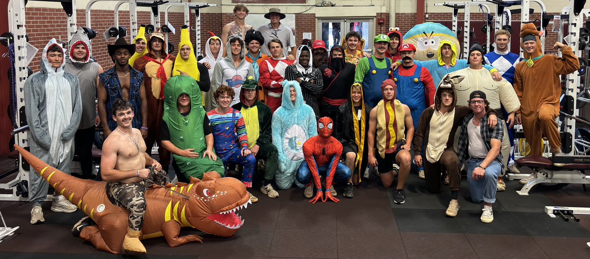 HindsCC_BB's tweet photo. We hate that weather canceled the Monster Mash, but our guys were still able to get a quality lift in, even in costume! https://t.co/peHXGjY82Q