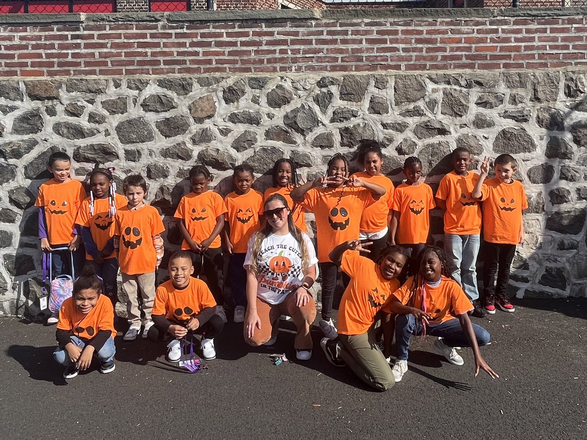 __MissQuinn's tweet photo. I teach the cutest pumpkins in the patch! 🎃🫶🏼✨

We started the week with matching shirts and tons of pumpkin fun!! 🧡 #JESWildcat https://t.co/G2t6Usqj1S
