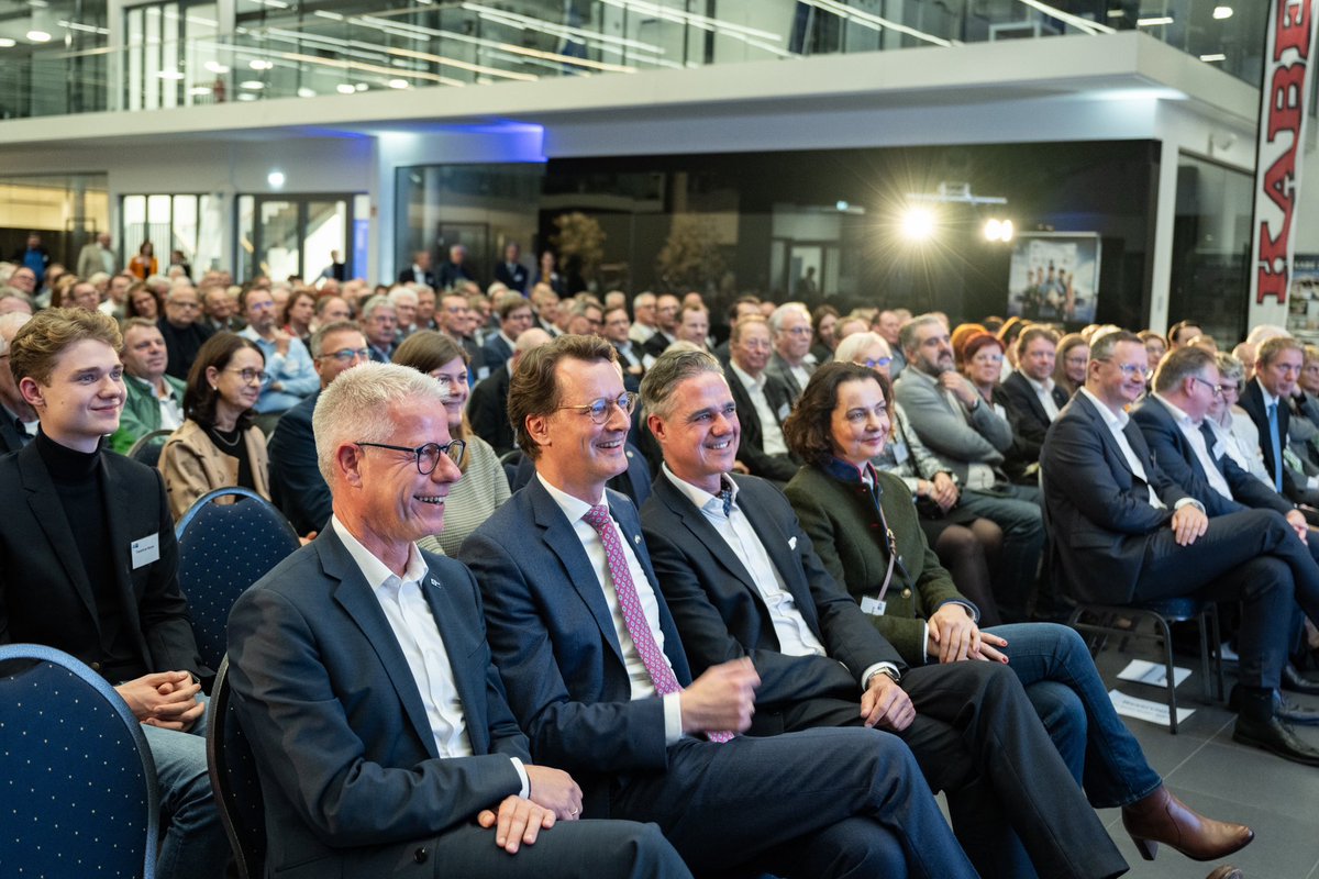 „Unsere Unternehmen brauchen #Verlässlichkeit, #Planungssicherheit &amp; wettbewerbsfähige #Energiepreise. Soziale Sicherheit &amp; Wohlstand gibt es nur mit einer starken Industrie“, betonte <a href="/HendrikWuest/">Hendrik Wüst</a> beim Wirtschaftsforum Impulse der IHK Mittlerer Niederrhein. <a href="/IHKpresse/">IHK M. Niederrhein</a> <a href="/IHK_NRW/">IHK NRW</a>