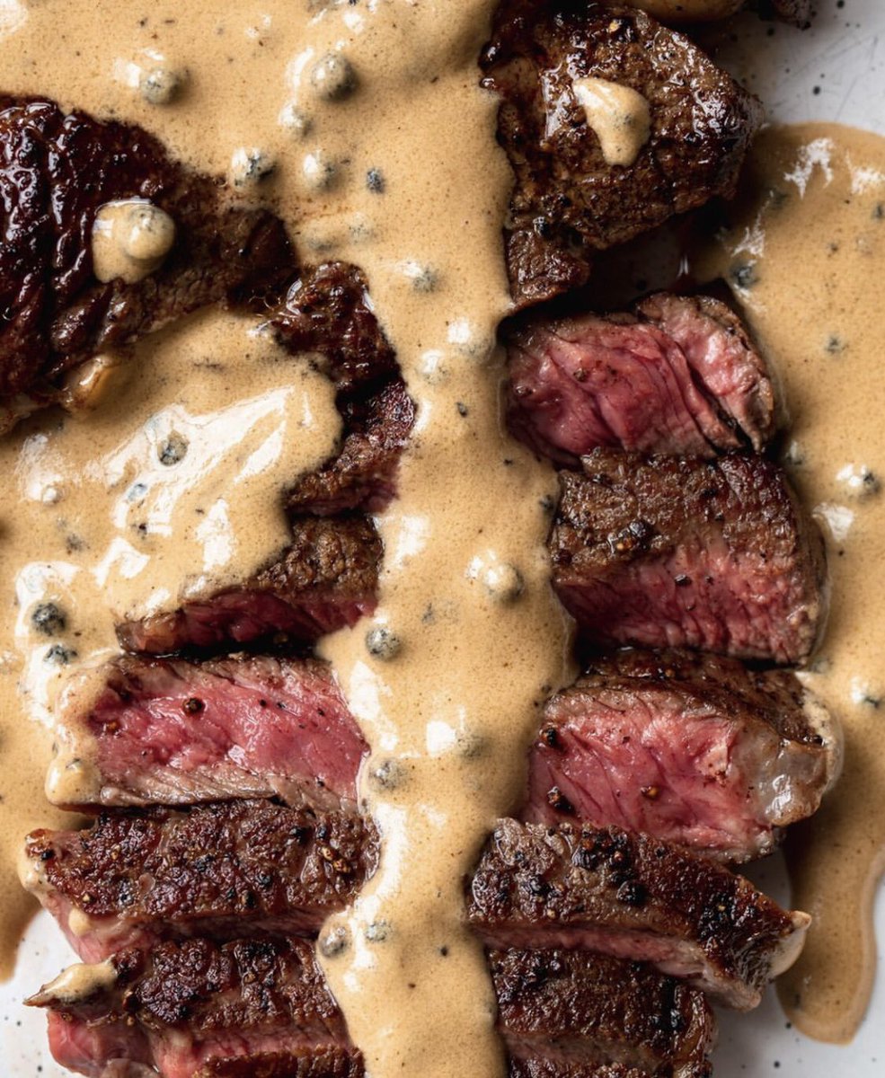 Made a creamy bearnaise with white wine and peppercorns for this juicy piece of meat 

#RecipeOfTheDay 
#Steak