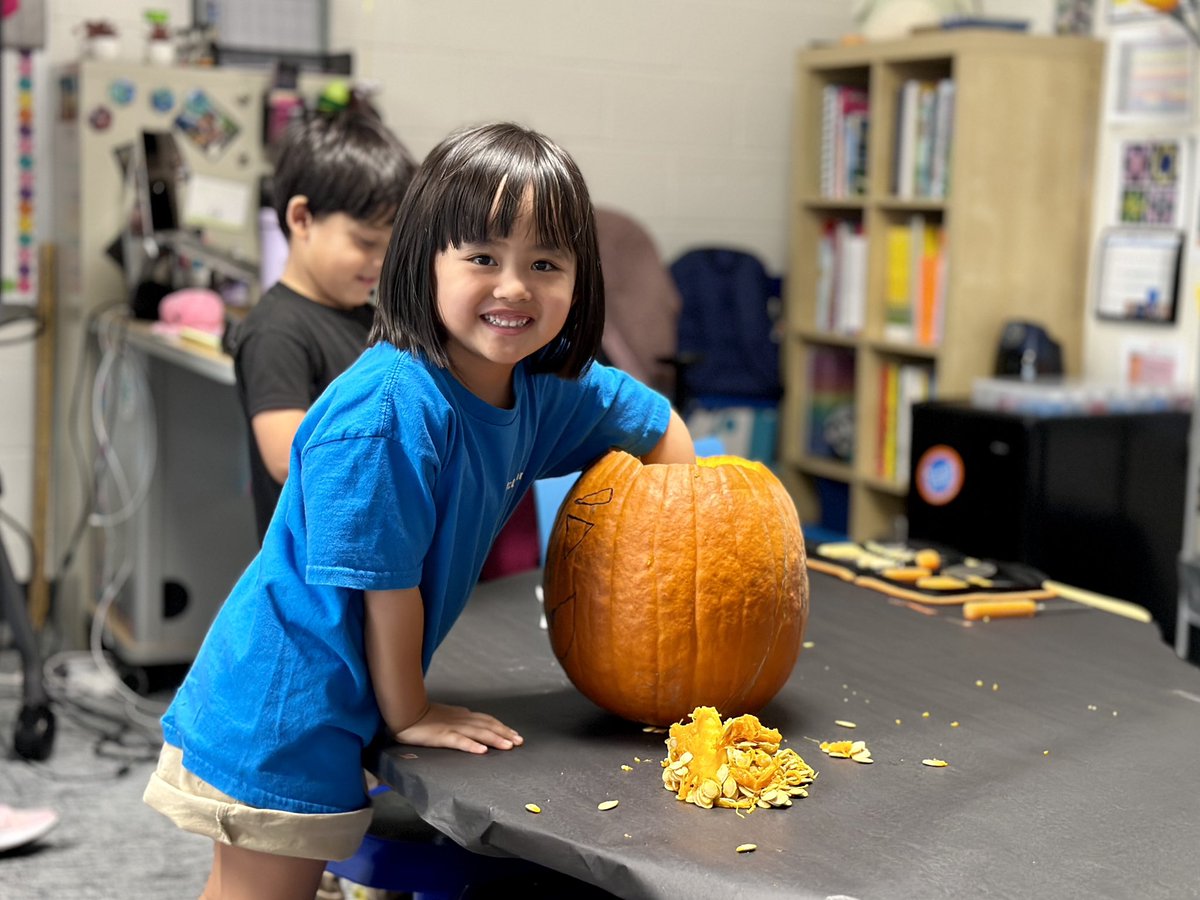 MarkhamKinders's tweet photo. Who loves carving pumpkins?! We do! @McLeanSchool #McLeanSchool https://t.co/cf2Y8r0DkU