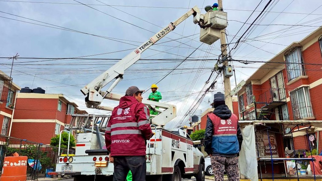 Todos_Somos_PC's tweet photo. ¡Tu voz nos importa! 📢

En las asambleas de #BienestarEnTuColonia, Participación Ciudadana atiende las peticiones vecinales con + de 38 servicios del @GobCDMX, como:

🦷Atención dental
💦Servicios hidráulicos
💡Reparación de luminarias

#TrabajamosParaTi https://t.co/p779OxwzdV