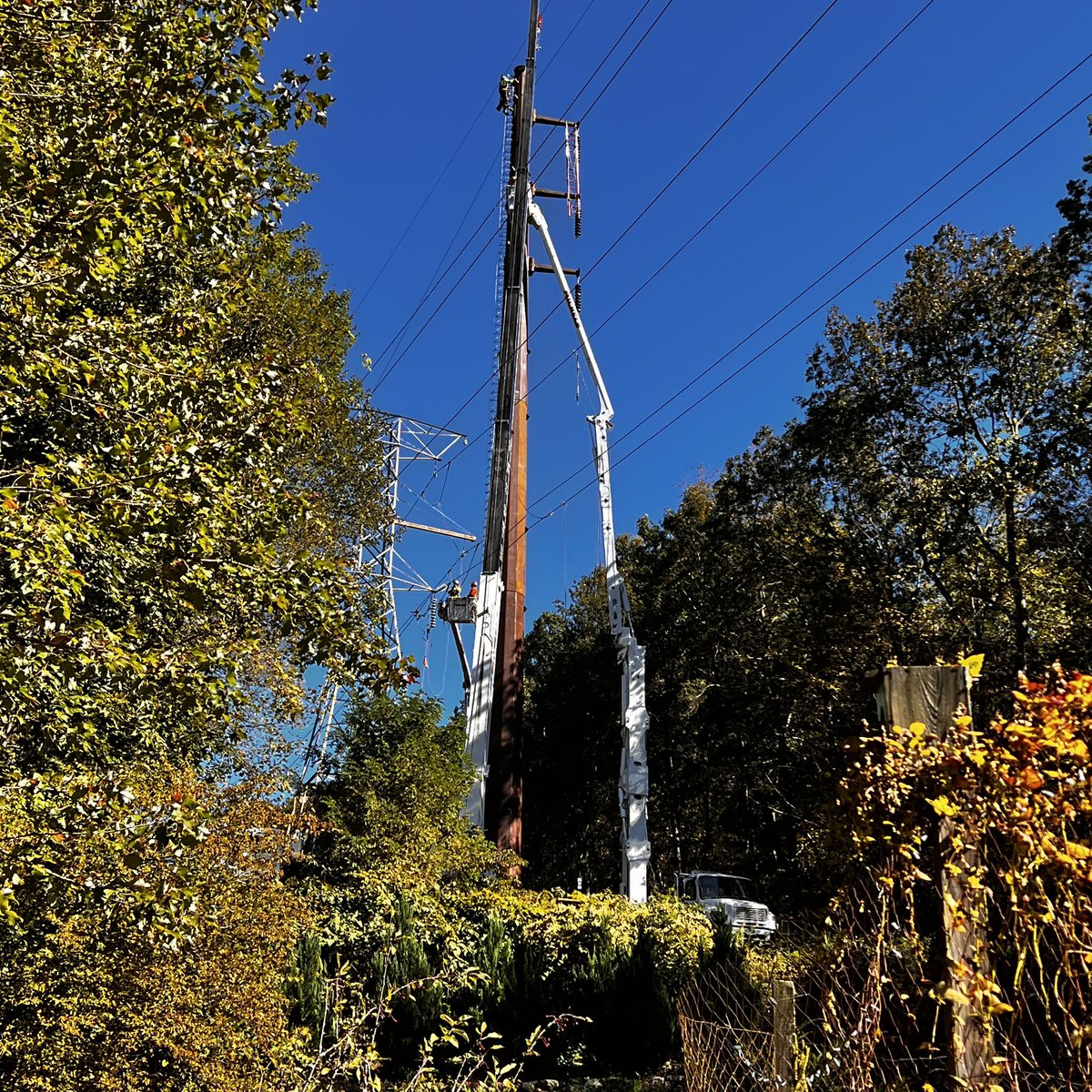 redbee's tweet photo. @GovNedLamont @chrismurphys @SenBlumenthal @CT_PURA @ConnDEEP Anymore rain and we’ll have a landslide at the edge of a hill. #dangerous @EversourceCT #eversource @News12CT @WTNH @NPR @cnnbrk https://t.co/XBftTUvJws