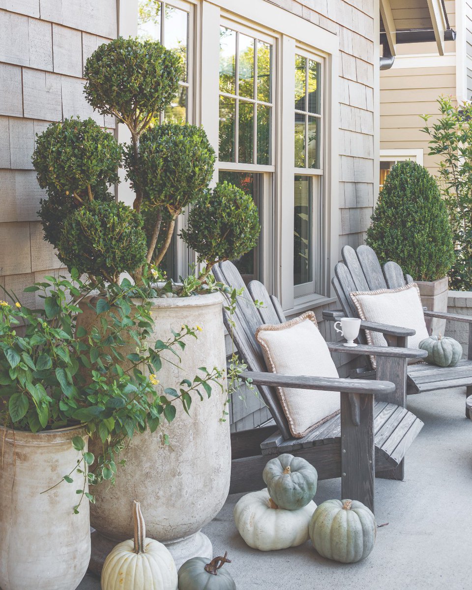 SouthernLadyMag's tweet image. There’s no greater joy this time of year than basking in the beauty of autumn’s glorious color show. Find inspiring outdoor spaces perfect for leaf-peeping at southernladymagazine.com/7-cozy-setting….

#southernladymag #leafpeeping #falldecor #porchdecor #falltablescapes #autumninthesouth