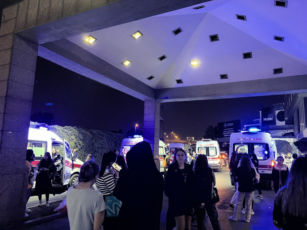 solcugazete's tweet photo. Fatma Refet Angın KYK kız yurdunda onlarca öğrencinin zehirlendiği söyleniyor.

Olay yerinde çok sayıda ambulans olduğu görülüyor. https://t.co/7nEvbjSaTb
