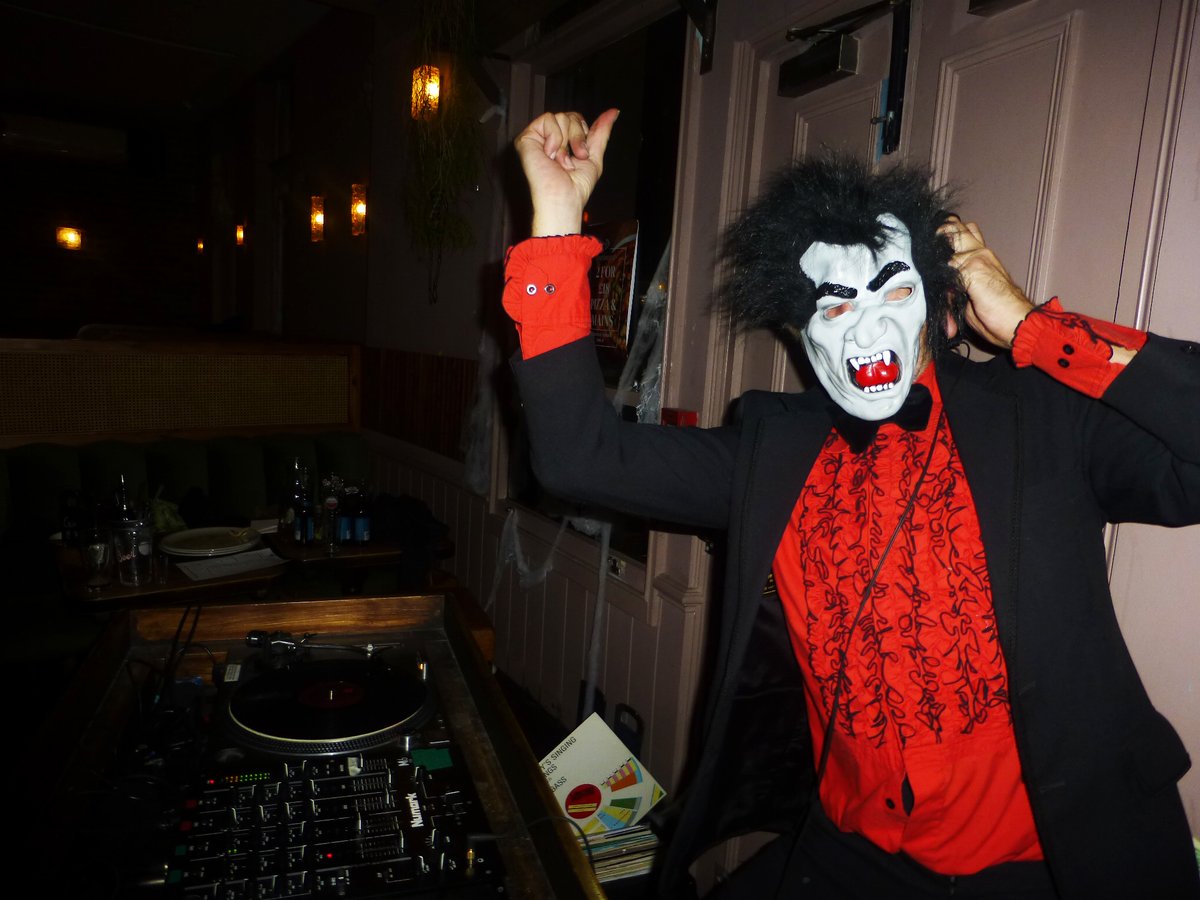 DJLordAnthony's tweet photo. OML!
Down at (Dracula's) Castle Discotheque VvvV https://t.co/6cRPvkWFwU