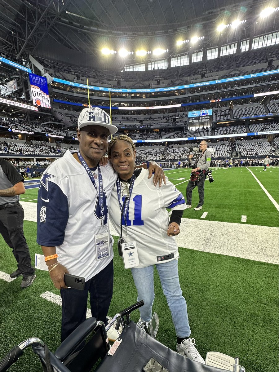StarSportsTours's tweet photo. VICTORY MONDAY!!! Thanks to another great group of amazing Cowboys fans hanging with Star Sports Tours🤩 LET’S GO COWBOYS!
#LARvsDAL
#DallasCowboys #OnlyWithSST #CowboysNation #CowboysTravel #WeDemBoyz #meetandgreet #tailgate #gameday #victory #victorymonday #sidelines #att https://t.co/J8RXv4xVAn