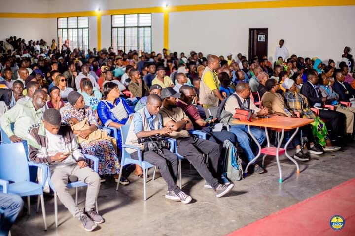 ChangementCong1's tweet image. #RDC: Ds 1conférence débat citoyenne animée à #Goma autour du thème #Persistance des massacres à #béni et de l'occupation de rutshuru et #masisi par le M23#, l'Hon @KasekwaB élu du N-Kivu et SGA de l' @ECiDeRDC appel aux congolais à la résistance et devoir sacré à défendre la🇨🇩