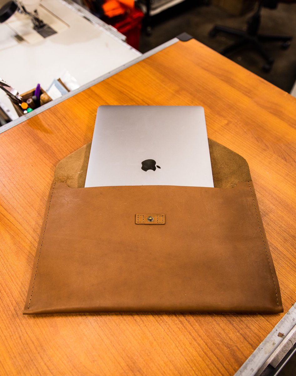 DODOsays's tweet image. The Leather Laptop Portfolio is perfect for the on-the-go professional with an eye for style.

This product is available on the DODOcase website, which you can find in the link in the bio. 

#protectsfromextinction #dodocase #craftmanship #accessories #madelocal #quality #macbook