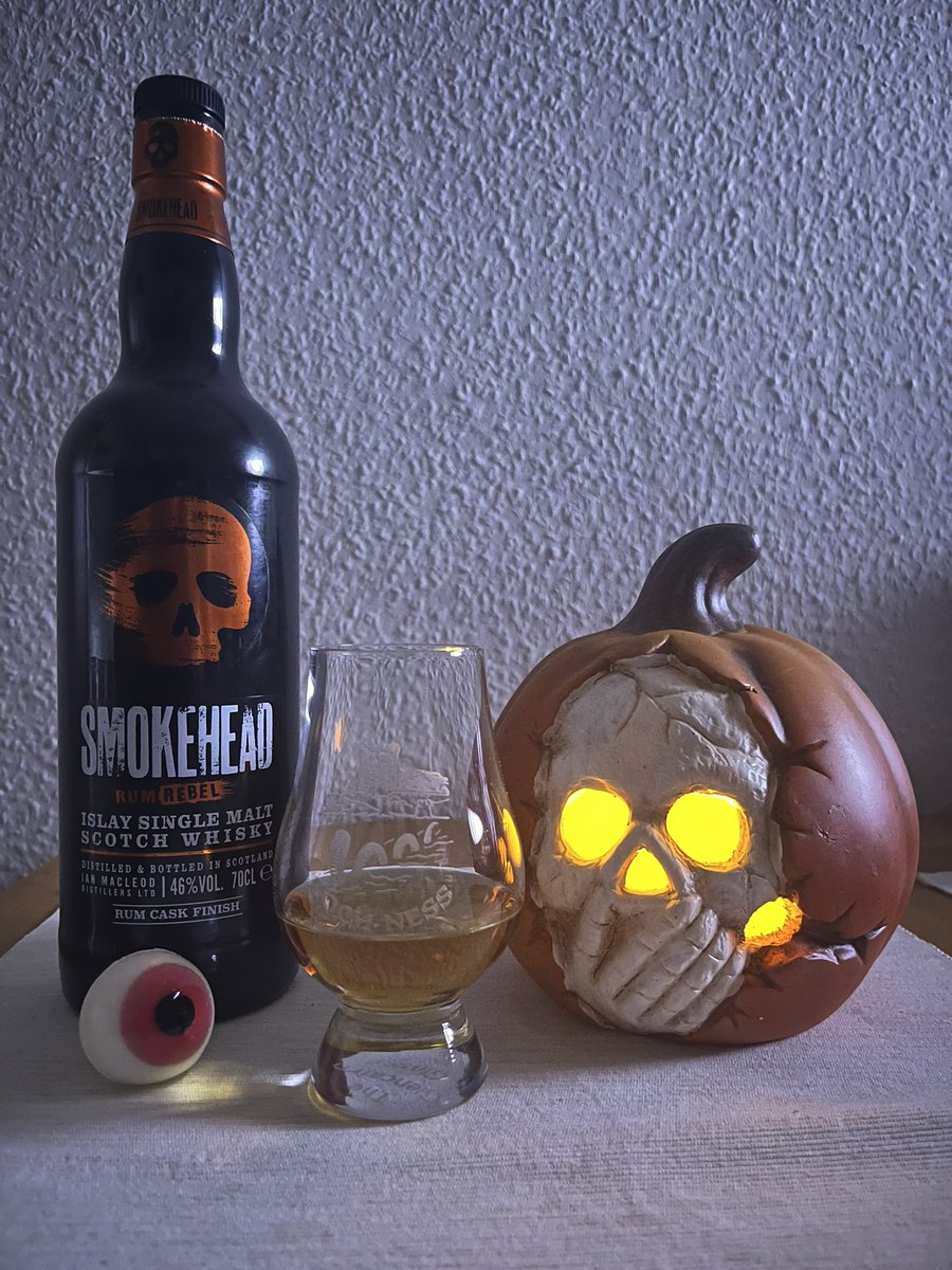 Havin‘ an Eye for my Halloween Dram and it has to be the @smokeheadwhisky  Rum Rebel 👁🎃🥃💀🔥💨
#whisky #singlemalt #smokeheadwhisky #smokehead #islaywhisky #peatedwhisky #rumcaskfinish #whiskytime #halloween #halloweenwhisky