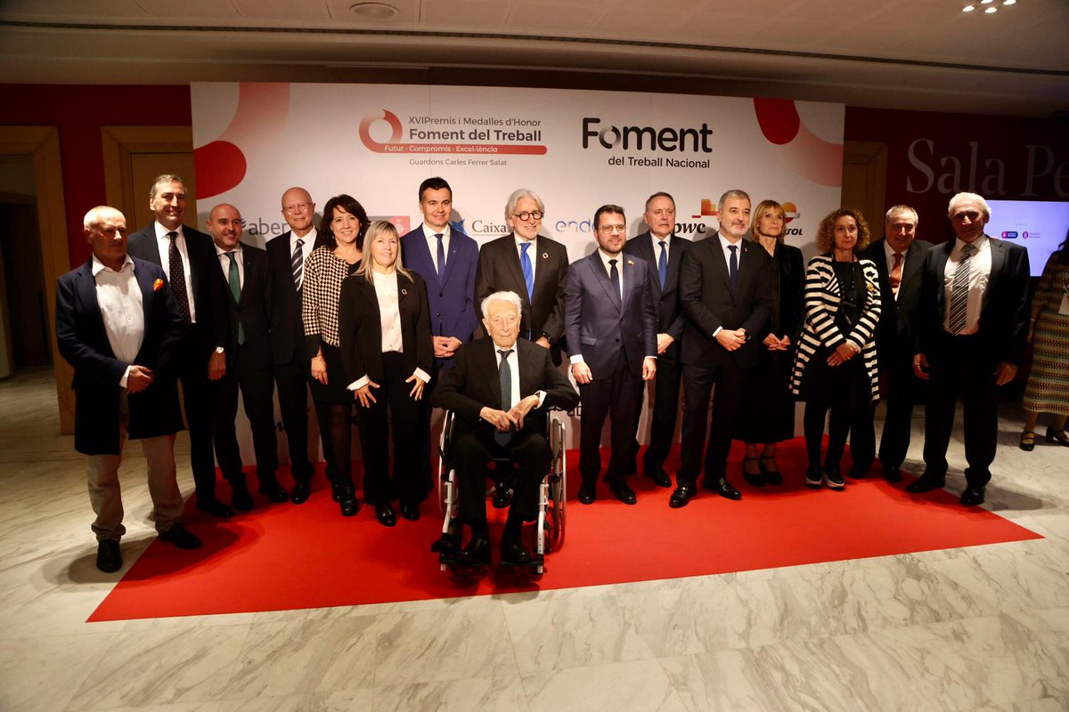 diba's tweet photo. Avui som al costat de les empreses: la presidenta @LluisaMoretSabi assisteix als XVI #PremisFoment de @fomenttreball, que reconeixen les companyies catalanes que més han destacat al llarg de l’any o en la seva trajectòria. 🎖️ #PremisFerrerSalat

👏🏻 Enhorabona a totes! https://t.co/sBNcvBqqzd