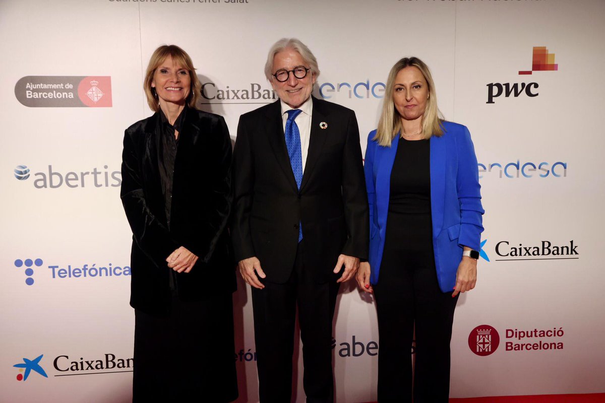 diba's tweet photo. Avui som al costat de les empreses: la presidenta @LluisaMoretSabi assisteix als XVI #PremisFoment de @fomenttreball, que reconeixen les companyies catalanes que més han destacat al llarg de l’any o en la seva trajectòria. 🎖️ #PremisFerrerSalat

👏🏻 Enhorabona a totes! https://t.co/sBNcvBqqzd