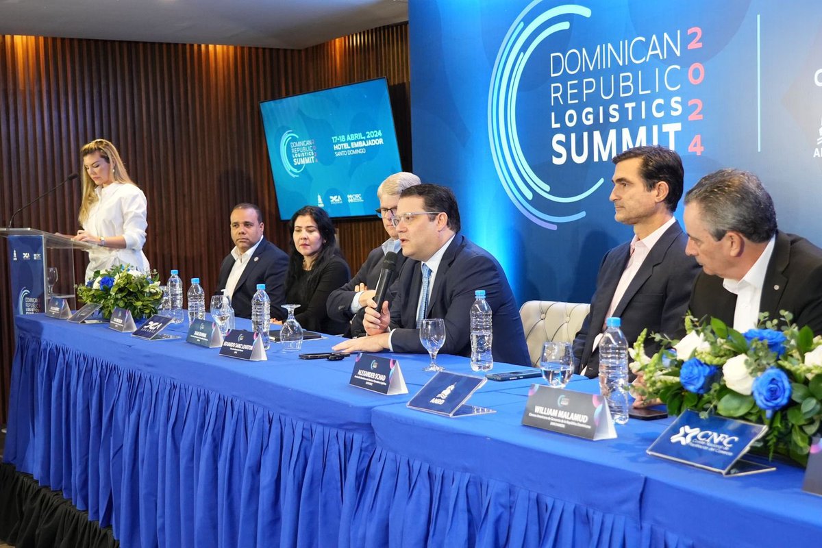 SanzLovaton's tweet photo. La semana pasada el Poder Ejecutivo promulgó el Decreto 263-23, que establece el Gabinete de Desarrollo Logístico. Un reconocimiento al sector logístico dominicano, como eje estratégico para impulsar la transición de una economía en desarrollo hacia una avanzada. Este gabinete es posible gracias al trabajo en equipo, junto al ministro del @MIC_RD , mi amigo @itobisono , y otras instituciones del sector público y privado. 

#DRLS2024 #DRLogisticsSummit2024
@aduanard