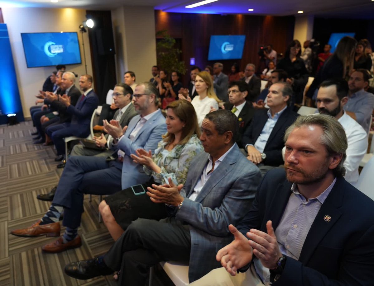 SanzLovaton's tweet photo. Hoy tuvimos la oportunidad de anunciar otro gran esfuerzo público-privado, junto a la Asociación de Navieros: el evento
“Dominican Republic Logistics Summit 2024”. Esta cumbre será el evento más importante del sector logístico nacional, al contar con la participación de tomadores de decisiones, representantes de empresas y generadores de carga internacionales, así como la participación de actores clave en la logística dominicana. 

#DRLS2024 #DRLogisticsSummit2024
@aduanard