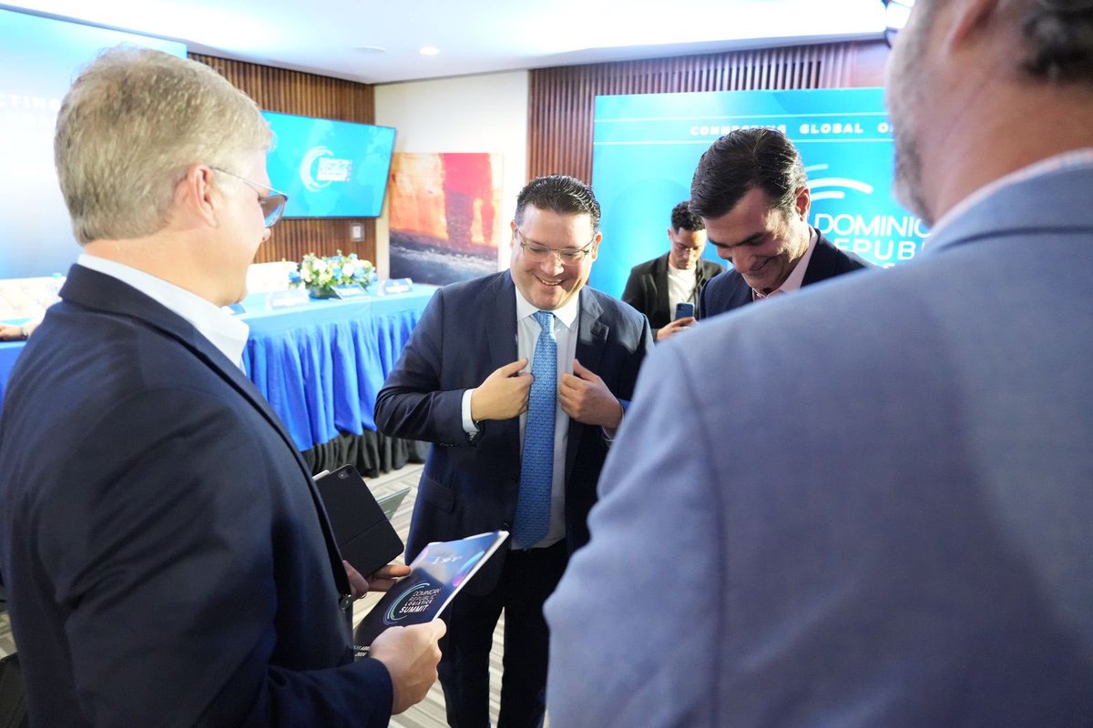 SanzLovaton's tweet photo. Hoy tuvimos la oportunidad de anunciar otro gran esfuerzo público-privado, junto a la Asociación de Navieros: el evento
“Dominican Republic Logistics Summit 2024”. Esta cumbre será el evento más importante del sector logístico nacional, al contar con la participación de tomadores de decisiones, representantes de empresas y generadores de carga internacionales, así como la participación de actores clave en la logística dominicana. 

#DRLS2024 #DRLogisticsSummit2024
@aduanard