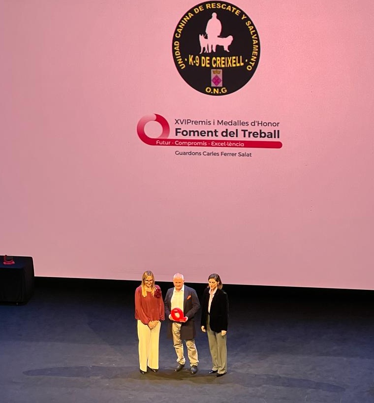MartinezGistau's tweet photo. Un plaer entregar avui en nom de @caixabank els #PremisFoment de @FomentTreball en la categoria de compromís social a @CocaColaEP i a la Unitat Canina de Rescat i Salvament ONG K-9 en un marc incomparable com el @teatrenacional https://t.co/A2Qmr9FUKm