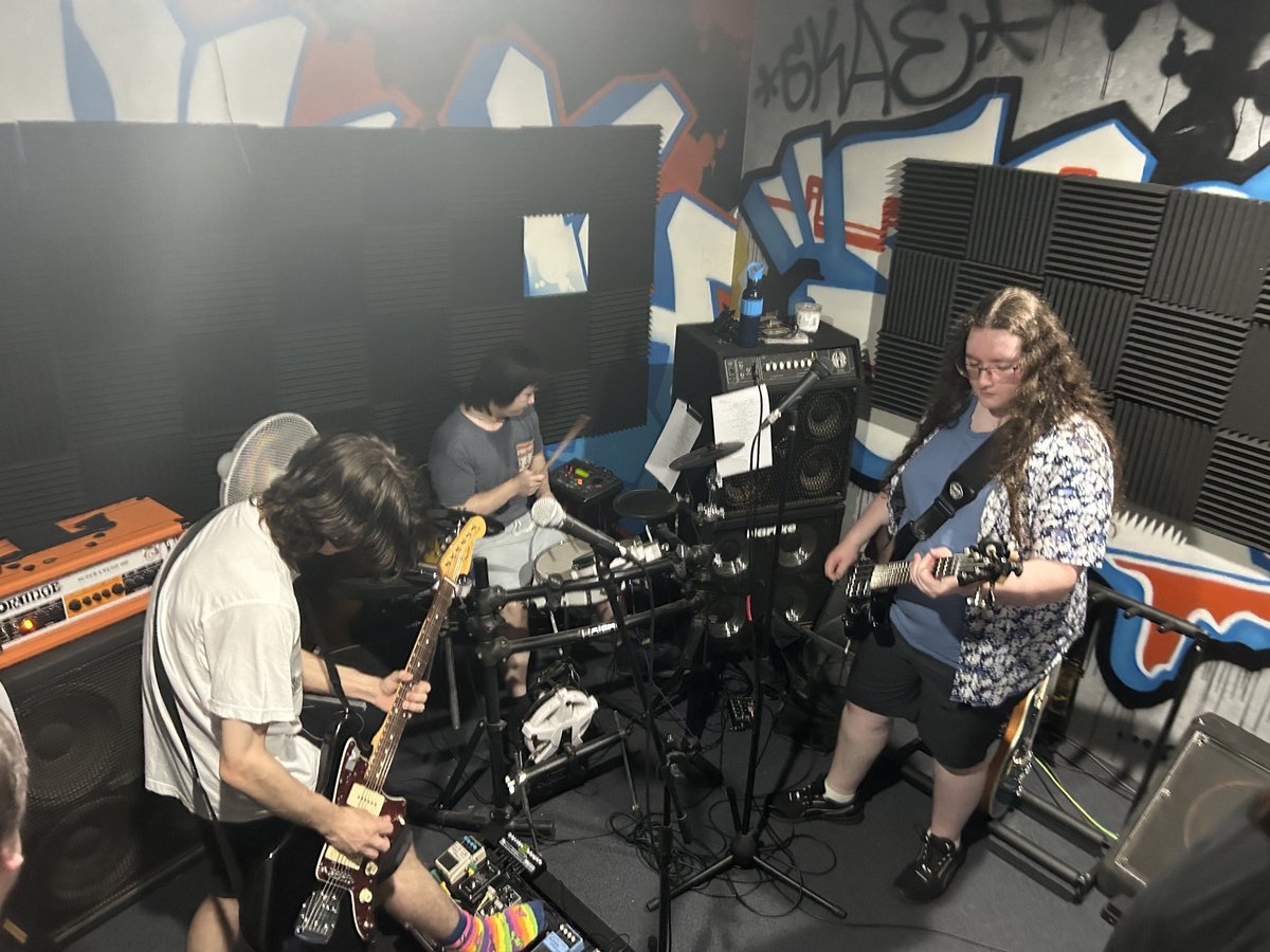 anteaters_band's tweet photo. We were just a band, y'know? Couple of guys HAVING A THRASH https://t.co/V4iwyZw34H