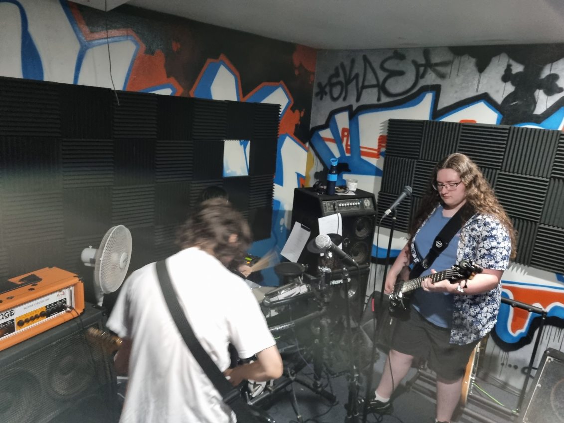 anteaters_band's tweet photo. We were just a band, y'know? Couple of guys HAVING A THRASH https://t.co/V4iwyZw34H