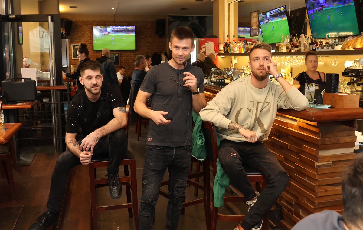 Před včerejším zápasem <a href="/bohemians1905/">Bohemians Praha 1905</a> bylo U Sporťáka posezení s O.Petrákem.Dorazilo 40 studentů VŠE(převážná většina jsou erasmáci)vyzpovídali Ondru,dali si skvělý pivko a pokračovalo se do bohemáckého kotle fandit našim klukům💚.FI, ZAF, HU, IRL, GH, DK, GBR, NL a další země☝️