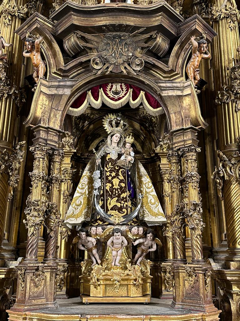 Amanece este último día del mes de #octubre con esta imagen de Nuestra Señora y Madre del Carmen presidiendo su #camarín para presidir el #TriduodeAnimas que se celebrará a partir del jueves

#elcarmencadiz #CadizdelCarmen #ElCarmenCadiz23 #animasbenditas #CADIZ