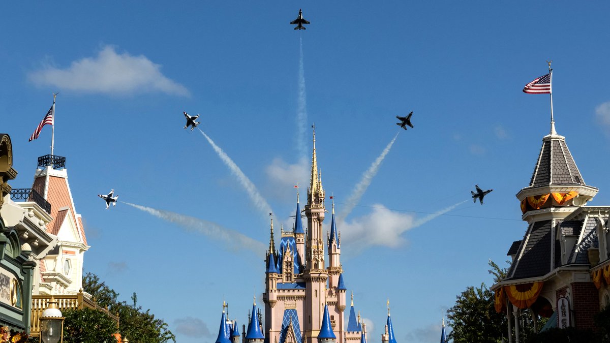 ✈️ 🇺🇸 This morning, the U.S. Air Force Thunderbirds (@AFThunderbirds) flew over both Magic Kingdom and EPCOT! National Veterans and Military Families Month is next month, and this patriotic flyover marked its arrival: di.sn/6014uYHsk