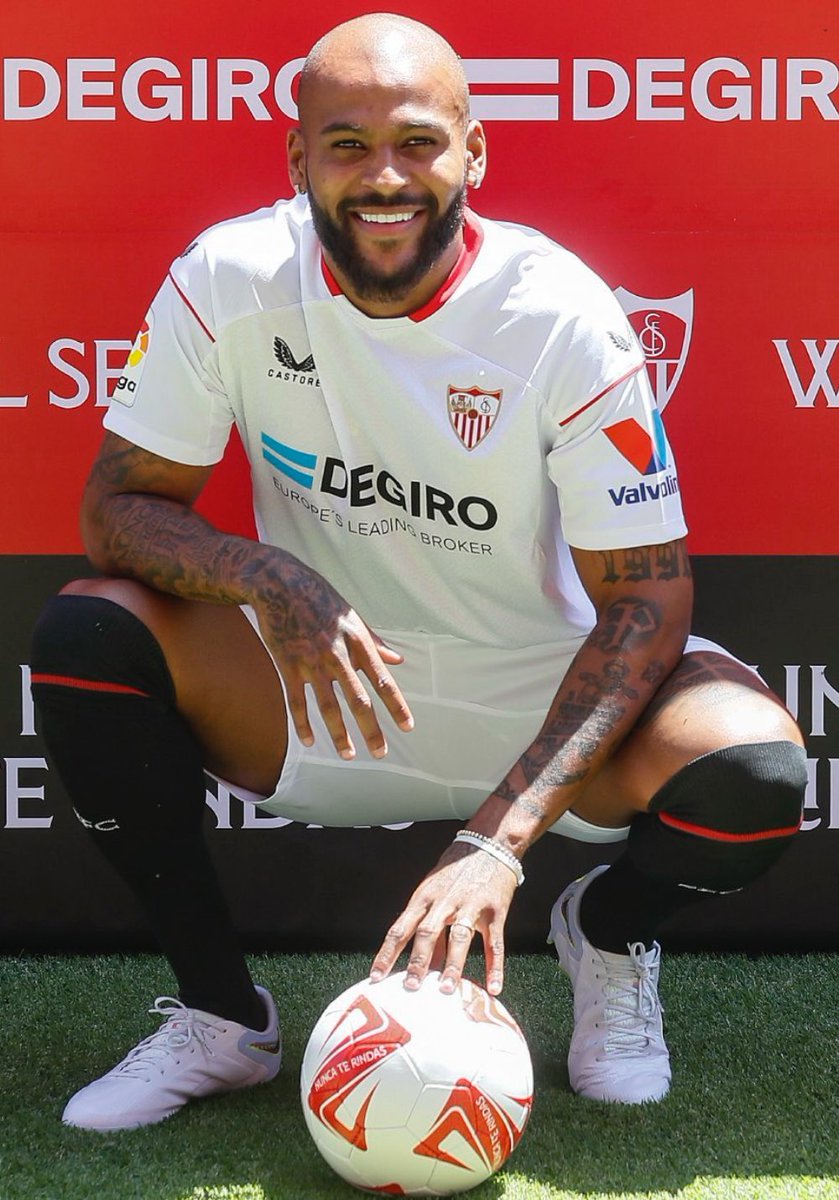 SEVILLISTA7777's tweet image. Lo canijito que se veía en la
Presentación,,,,,ese estaba más 15 k de sobrepeso fijo 😂😂😂😂,,,,,menudo pelotazo pegaron entre comisiones los que hicieron ese fichaje 🤮🤮🤮🤮