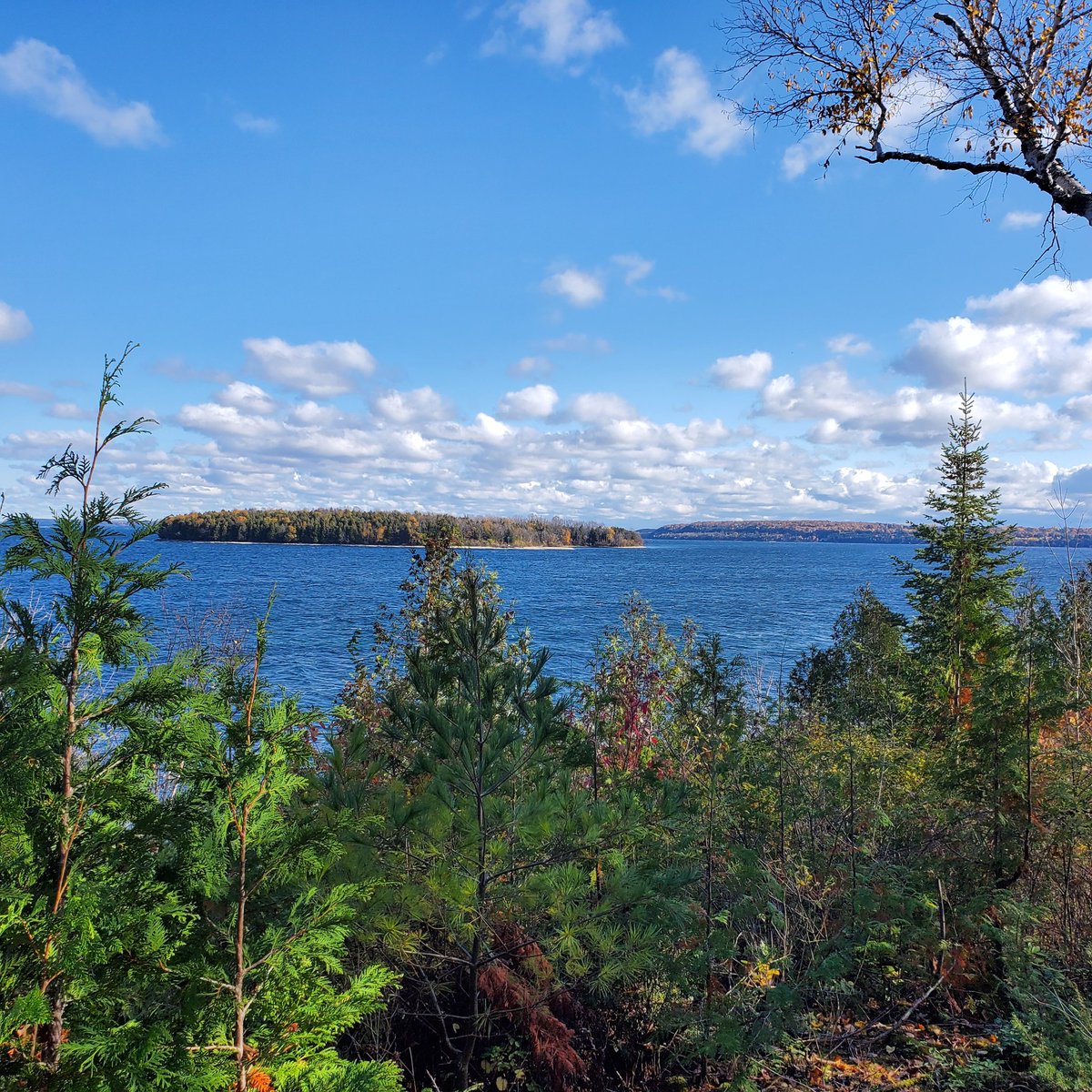 Scenes from picturesque Door County WI. FL still holding on despite Temps holding at 35 degrees. #wiwx #doorcounty @accuweather @ashleysviews @EileenWorman @LindseySlaterTV @Mark_Baden @jstar79 @Kimberl67421052 @LostInSk @tornadopaigeyy @weatherchannel @wx_zoe @WeatherNation