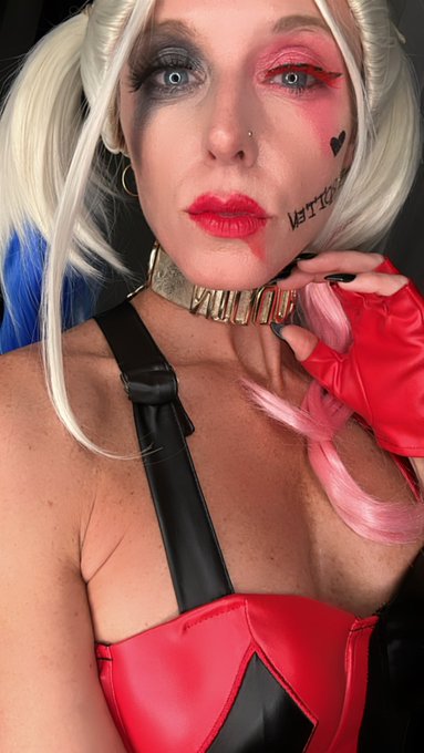Favorite thing about Halloween?  https://t.co/WMsEHEeWnQ https://t.co/sDz7quOmwY
