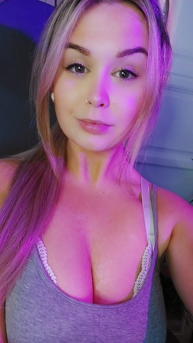 Click for cleavage 😃   RT for b00bies 😛 https://t.co/7wMN1vzDwZ