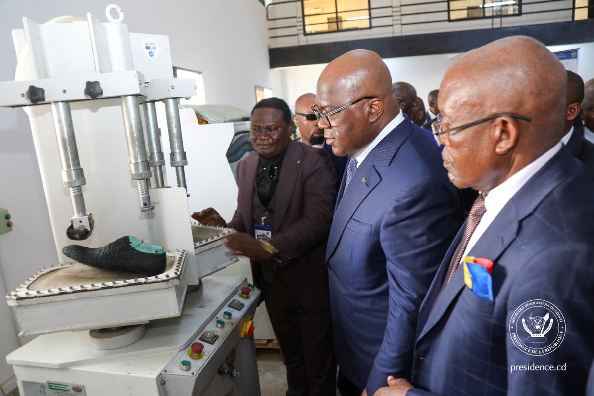 aminata_kasa's tweet photo. LE PRÉSIDENT FÉLIX TSHISEKEDI LANCE LA PREMIÈRE MAISON DE L’ENTREPRENEURIAT ET INNOVATION.

Ce lundi dans la commune de Limete, à Kinshasa, le Chef de l'État Félix Tshisekedi a procédé, à l’inauguration de la première maison de l'entrepreneuriat et innovation.

Cette maison a pour mission de sensibiliser, d'informer, de former et d'accompagner les jeunes entrepreneurs (hommes et femmes) vers le secteur de l'entrepreneuriat. Environ 1 500 personnes y sont attendues chaque année.

La construction de cet ouvrage avait démarré en 2016, avant d’être stoppée en 2019. « C’est grâce à votre vision et votre leadership que les moyens financiers ont été débloqués pour la finalisation des travaux", a dit le ministre de l’Entreprenariat, des Petites et Moyennes Entreprises, Désiré M'zinga, s'adressant au Président Tshisekedi. 

Le ministre des PME a rendu un vibrant hommage au Chef de l'État  "pour le soutien permanent accordé au développement du secteur privé en général et celui de l'entrepreneuriat en particulier, en vue de la création des millionnaires ou des milliardaires congolais". Pour lui, le lancement des activités de ce projet marque une nouvelle ère dans le secteur de l'entrepreneuriat en République Démocratique du Congo (RDC).

Les travaux de construction de cet édifice ont été réalisés par l'entreprise "Vase Réseau des Services au Congo" (VRSC). Ce bâtiment est composé d'une salle d'exposition de vente, d'un grand hall, d'un dépôt 1 (zone d'expo et vente), d'un dépôt 2 (incubateur cuire), d'un dépôt 3 (incubateur mixte : industrie légère), d'un dépôt 4 (incubateur mixte : agro-alimentaire), d'un atelier de production et d’une cafétéria des incubés, d'une salle de formation.

Après la coupure du ruban symbolique, le Président Tshisekedi a visité quelques stands érigés par cette structure et a découvert divers produits locaux mis en exposition.