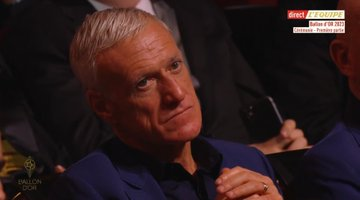 AndiOnrubia's tweet photo. Las caras de Mbappé y Deschamps cuando le han dado el trofeo Yashin a Dibu Martínez... El realizador ha estado muy rápido. #BallonDor https://t.co/zfjkw2BMYS