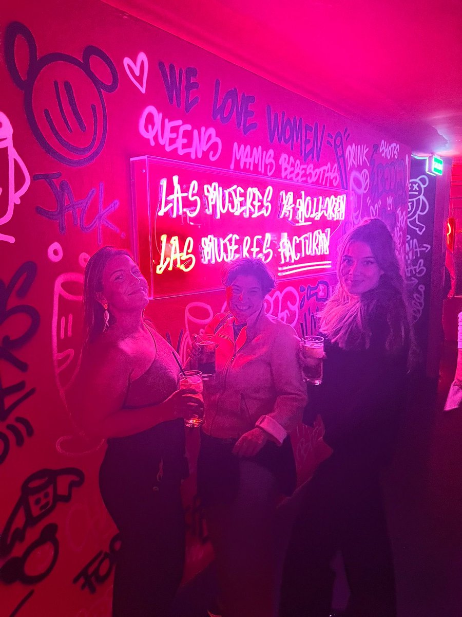 CrisCabeza's tweet photo. ❣️El sábado pasado pasaron cosas divertidas y esta fue una de ellas… dice mi hija que a mi no me gusta ir de fiesta (que es verdad) y que qué se me había perdido a mi en un sitio como ese; nada, pero ya que estaba disfruté de los neones y me eché unas risas #concabeza 🌀 https://t.co/XYmYw3HHez