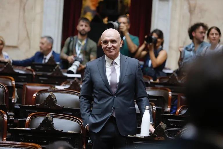 Bafomexinforma's tweet photo. "Mi elección es Milei, pero debe transformarse en un estadista, debe unir voluntades, debe construir, debe dejar de destruir puentes, debe comprometerse con el trabajo político", argumentó Espert, quien solía compartir espacio con Milei. https://t.co/rYxdh75Glk