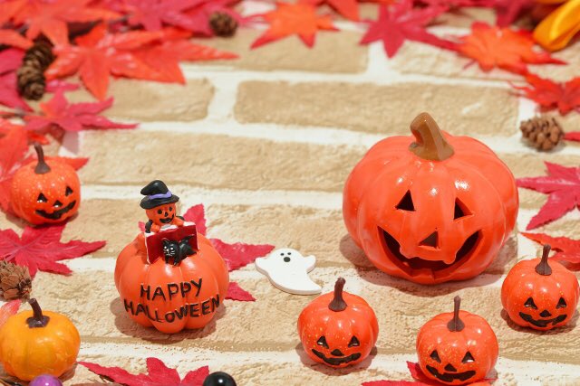 daisuke_sound's tweet photo. おはようございます！
今日はハロウィン🎃

Googleに幽霊のボタンあった✨
LINEにハロウィンって入れたらかわいいの出た✨

ハロウィンは西洋古代にケルト系の人が夏の収穫をお祝いするサウィン祭の前夜祭が起源だそうです。

同時に10月31日は死者の魂が帰ってくる日ともされていて、死者の世界の扉が開いた時に出てくる悪い霊から身を守るために仮装をしていたみたいですね🎃

今日、我が家は夕方にお菓子を隠して、子どもが探すゲームをする予定です❗️
みなさんはどんな1日にするのかな？

良き1日を✨

#ネットを見て堂々と語る
#ハロウィン 
#X下手