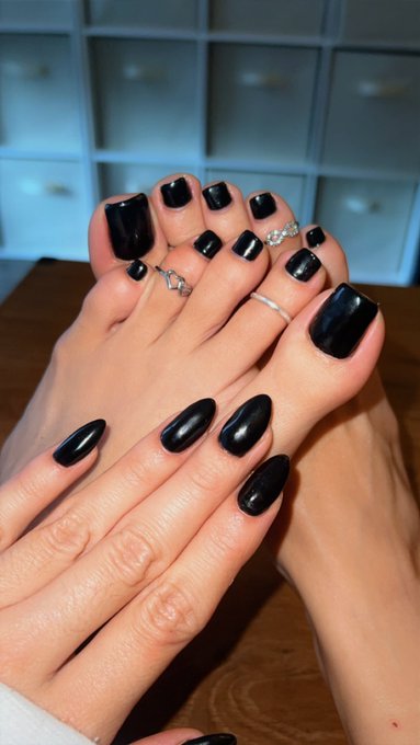 Toes so pretty you gotta see them twice today 😜🩷 https://t.co/9pCJKHz4EL