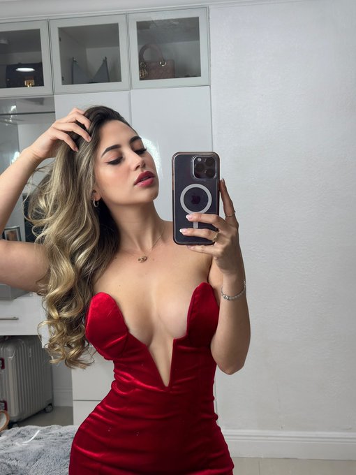 El rojo es mi color favorito 🥰 cual es el tuyo? https://t.co/Pp2ktNbagY