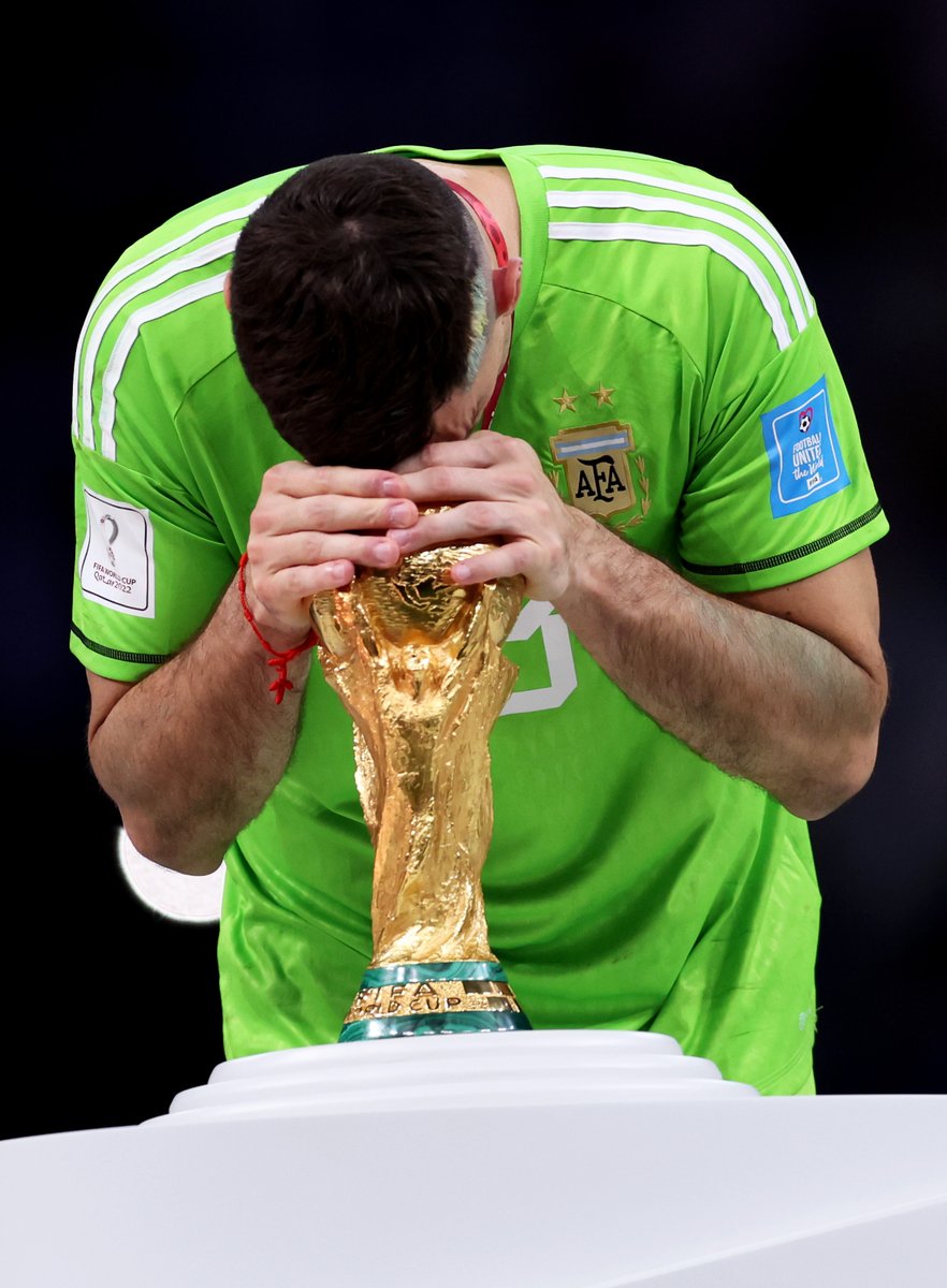✅Campeón del Mundo en Qatar 2022
✅Mejor arquero del Mundial
✅Premio The Best a mejor arquero
✅Trofeo Yashin a mejor arquero

Dibu Martínez, el mejor arquero del mundo 🇦🇷❤️⭐️⭐️⭐️