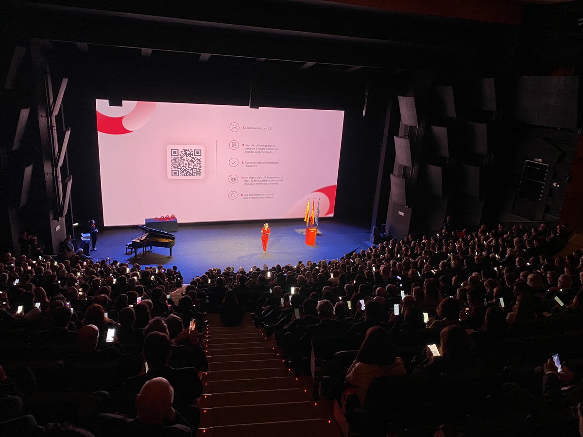 FomentTreball's tweet photo. L’escenari del @teatrenacional ple de gom a gom en els #PremisFoment que reconeixen la tasca realitzada per empreses i destacats empresaris i empresàries durant el darrer any o al llarg de la seva trajectòria, destacant en els

L’edició d’enguany compta amb el patrocini d’@Abertis, @caixabank_cat, @Endesa, @PwC_Spain, @Repsol i @Telefonica. A més, hi col·laboren l’@bcn_ajuntament i la @diba, i el suport de @Mercadona i el @ClubRACC